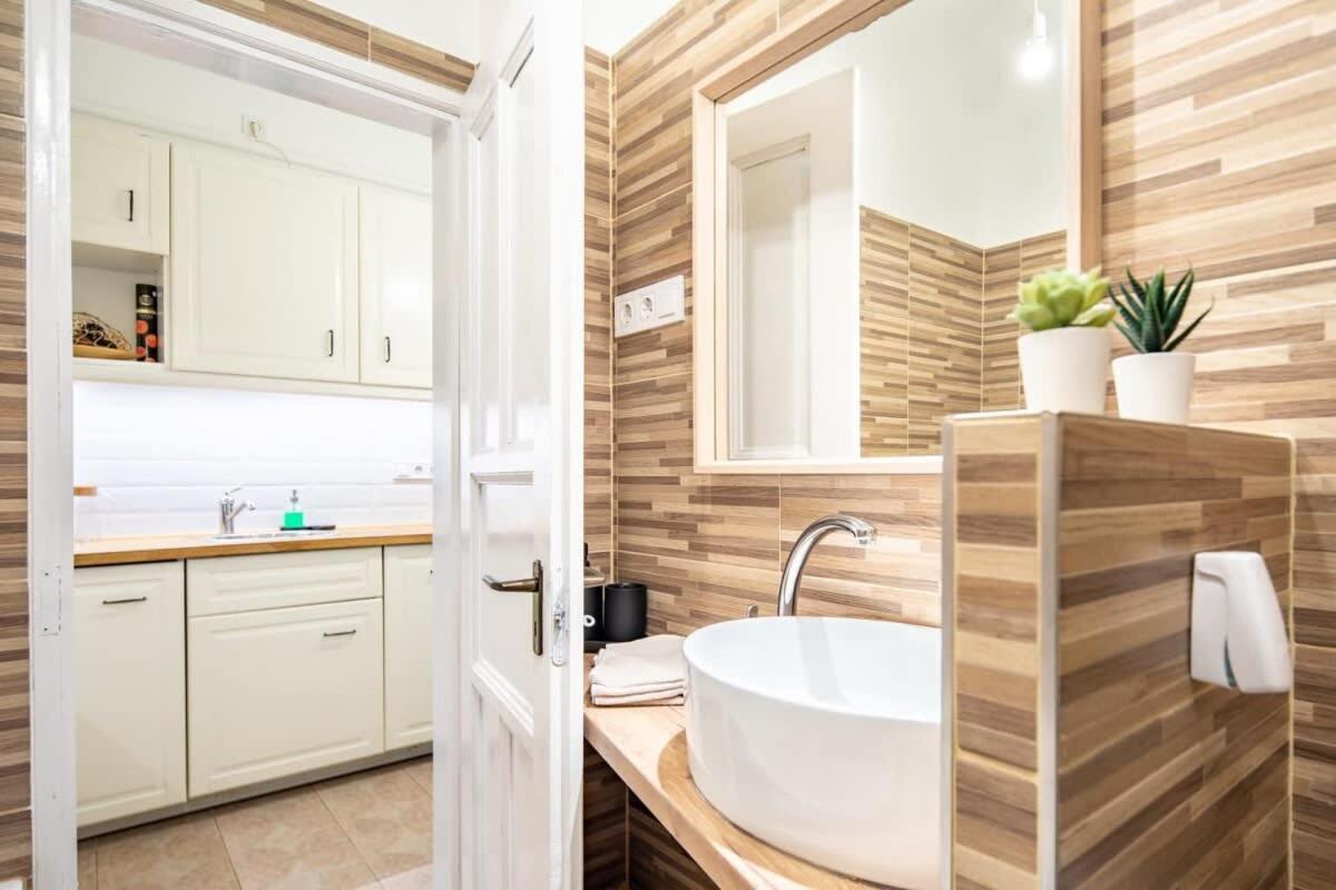 בודפשט Convenient Apartment At Gastro Driven Location מראה חיצוני תמונה