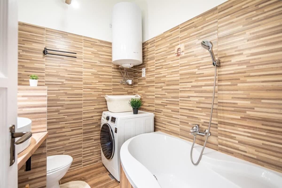 בודפשט Convenient Apartment At Gastro Driven Location מראה חיצוני תמונה